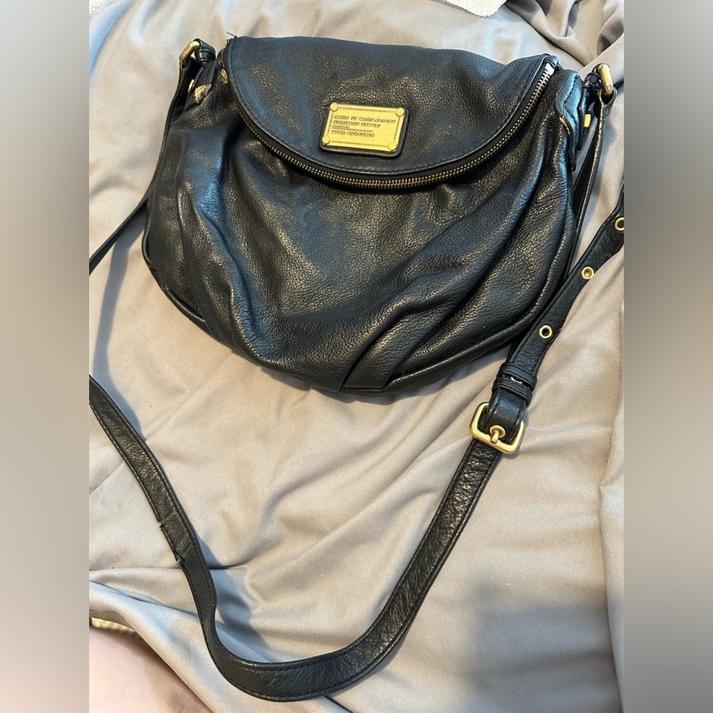 Marc Jacobs cross body black handbag!